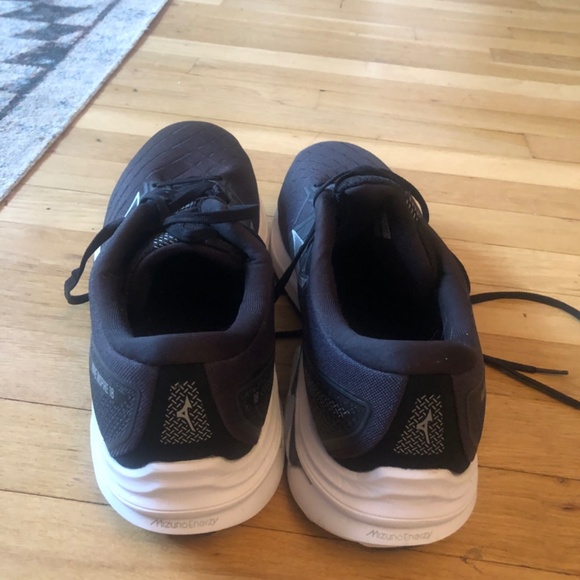 Men’s 13 Mizuno Running Shoe- Wave Inspire 18 - Picture 2 of 3